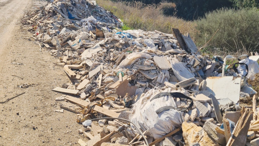 פסולת שהושלכה בקרבת קיבוץ גבעת השלושה