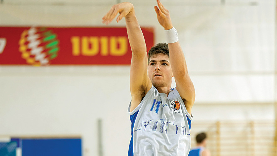 אדם אריאל באימון הפתיחה