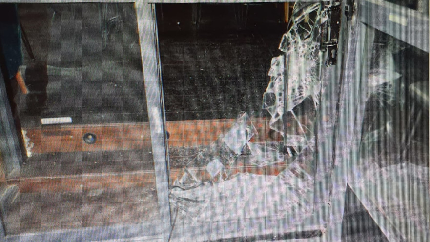 חלון בית העסק באשדוד שנופץ בעת פריצה למקום