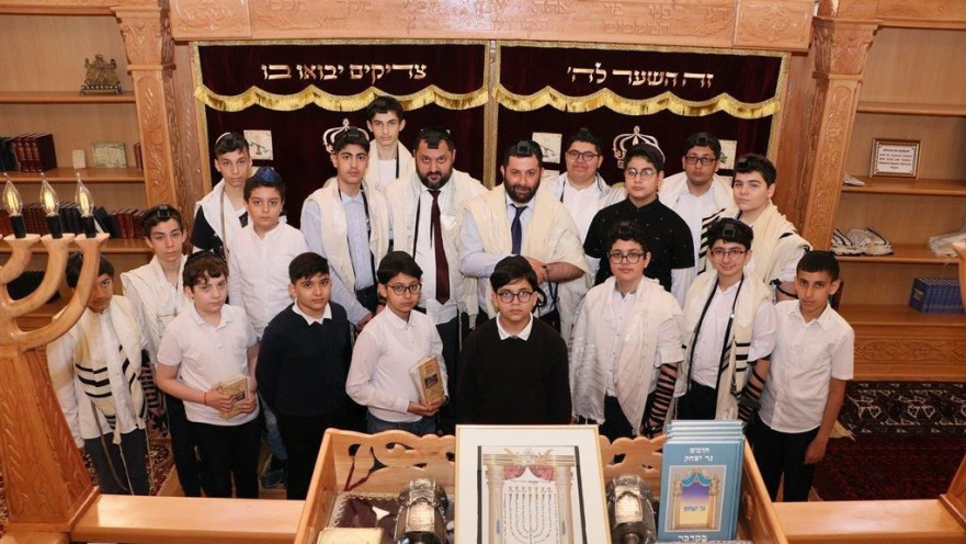 הרב איסייב עם תלמידים בפרויקט בר מצוה