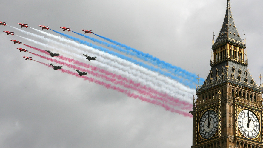 חיל האוויר הבריטי במטס מיוחד מעל הביג בן בלונדון