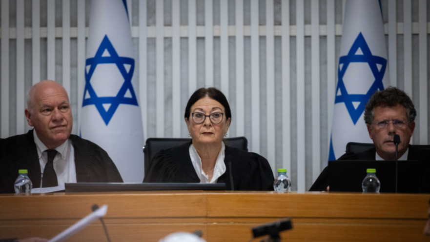 השופט יצחק העמית, הנשיאה אסתר חיות, השופט עוזי פוגלמן