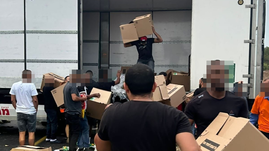 חשד לגניבת סחורה אחרי תאונת משאיות בכביש 6