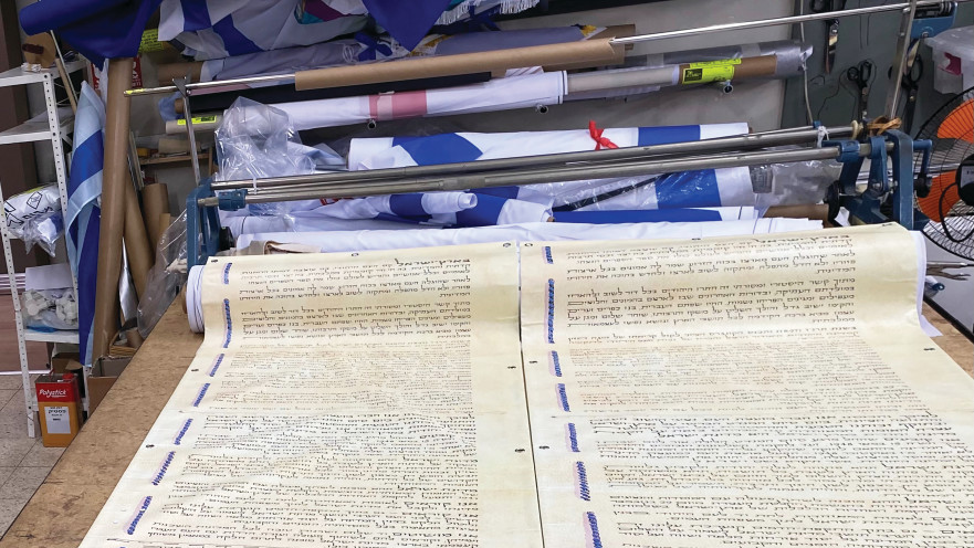 דגלים עם מגילת העצמאות