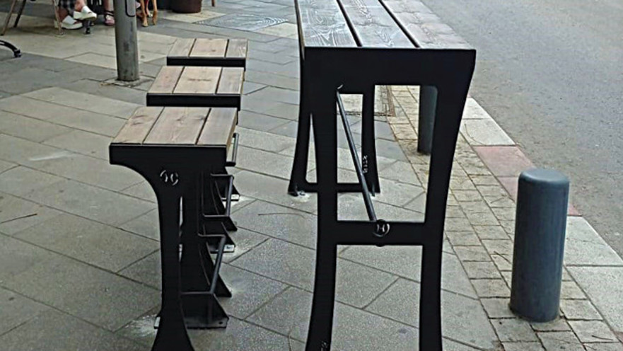 כיסאות בר בגבעתיים. גם המרחב הציבורי מתחדש