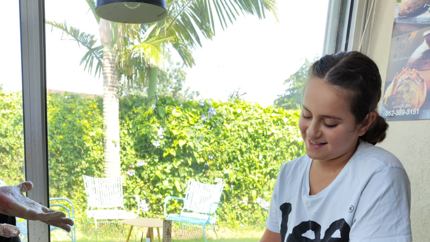 בתה של מאיה גז בסדנת יצירה