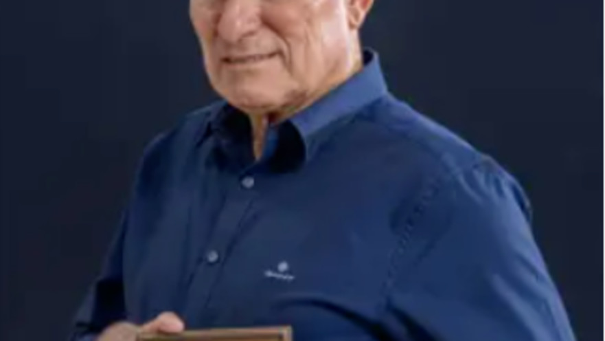 דורון אלמוג אוחז בתמונת אחיו ערן שנפל במלחמת יום הכיפורים