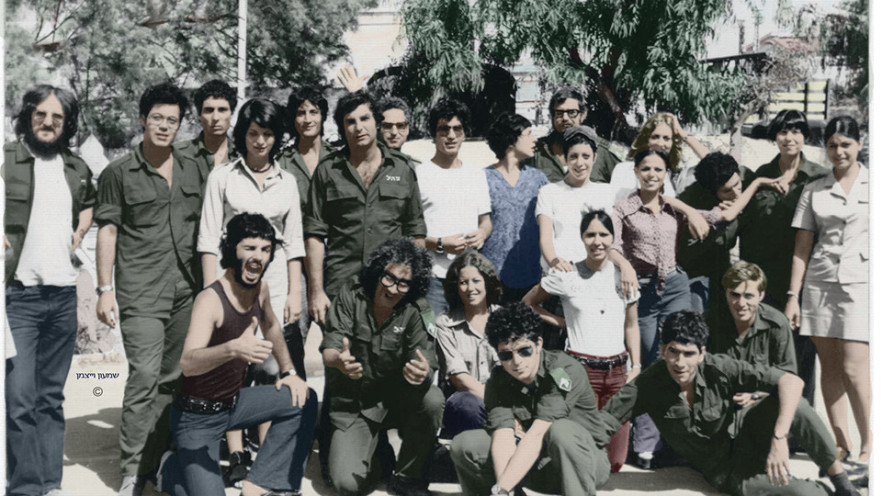 להקת הנח"ל (מילואימניקים וסדירים) דקות ספורות לפני היציאה להופעות במלחמה