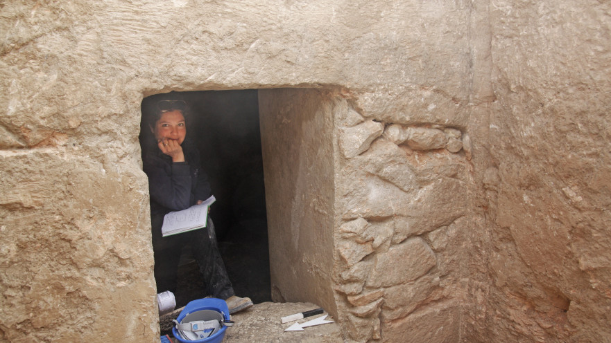 ליאת עוז בכניסה למערת הקבורה