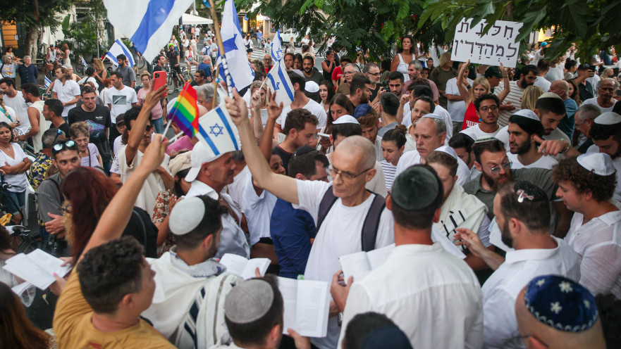 עימות בין מתפללים ומפגינים ביום הכיפורים