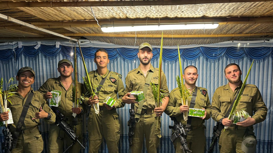 הלוחמים החרדים חוגגים סוכות ראשון בצבא