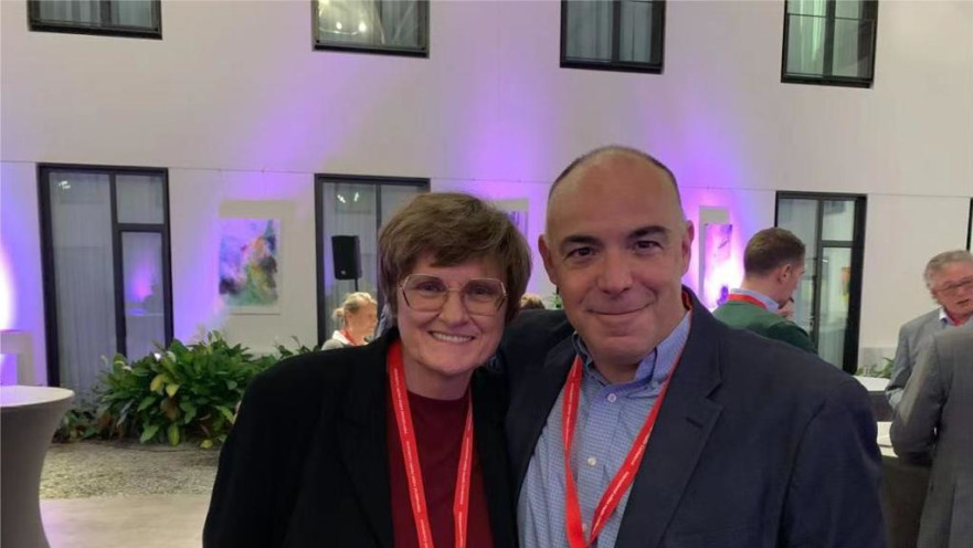 פרופ' דן פאר וזוכת פרס נובל קתלין קריקו