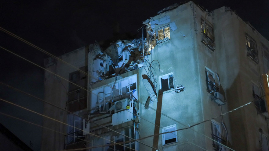 פגיעה ישירה בבניין בתל אביב