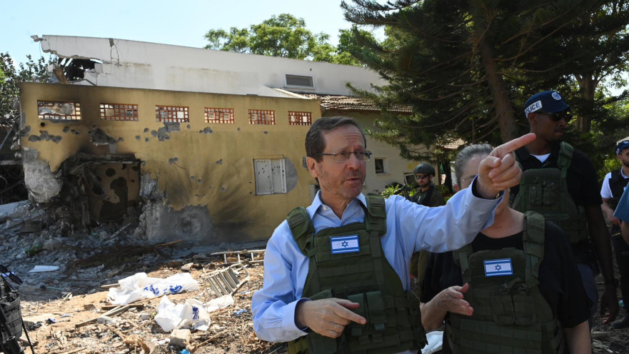 יצחק הרצוג בקיבוץ בארי