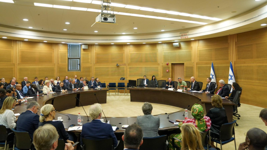 אמיר אוחנה עם הנציגים הדיפלומטיים