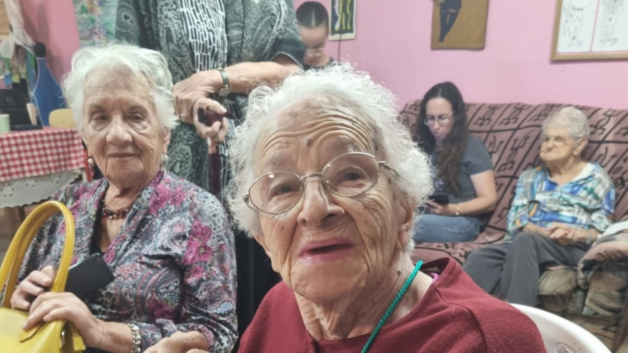 ניצולה עם ערכת חירום בצפון