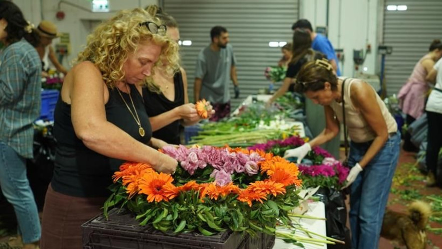 מיצג אנשי הפרחים בכיכר התרבות בתל אביב-יפו