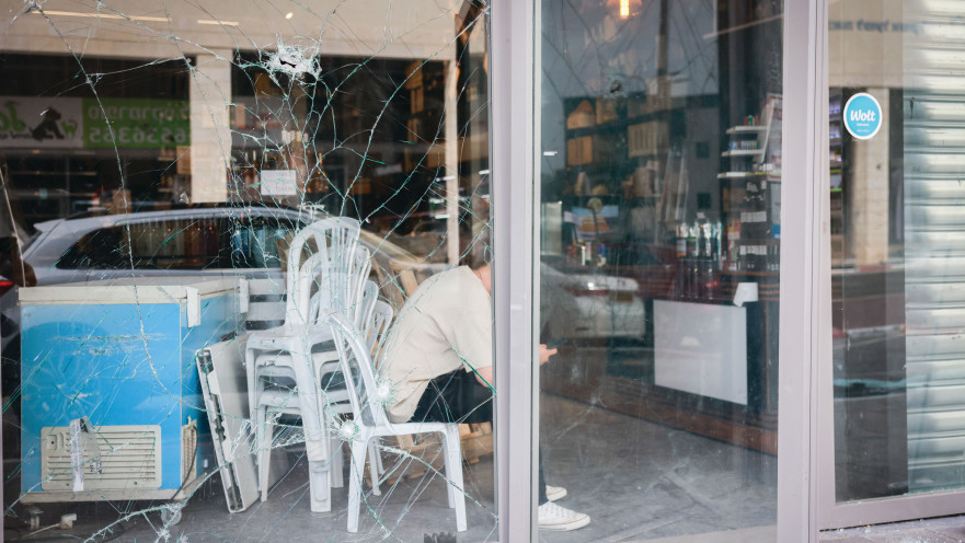 פגיעת טיל בעסק באשקלון