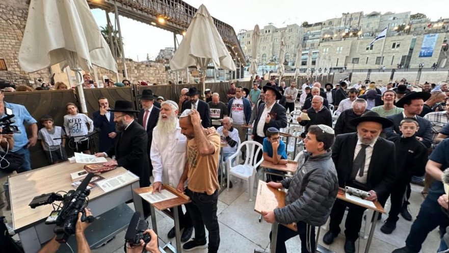 תפילה בכותל למען החטופים