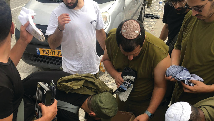 חיילים מקבלים את הציוד שנשלח אליהם מתרומות חרדים