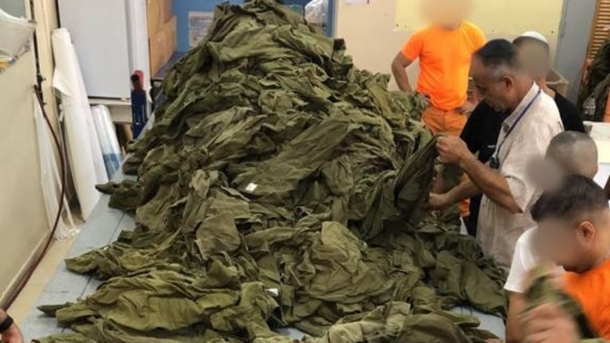 אסירים מקפלים מדי צה"ל