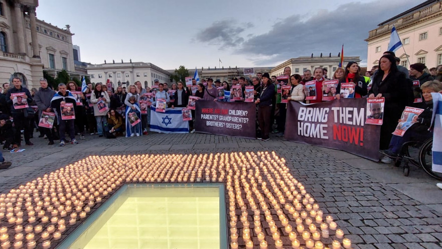 מיצג 1400 נרות מעל האנדרטה "הספרייה הריקה" בברלין
