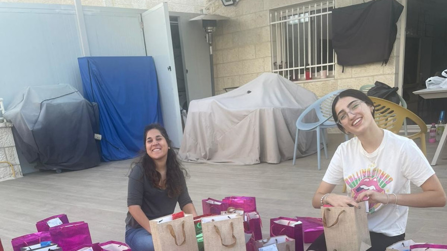 חניכי בנתיבי אודי בפסגת זאב מכינים את אריזות השי לנוער "ניצנים" בדרום