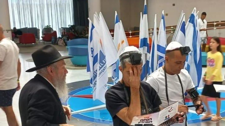 מפונים בקלאב הוטל