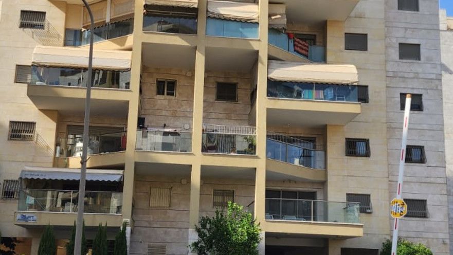 הבניין שנפגע בנווה גן. למרבה המזל, לא היו נפגעים