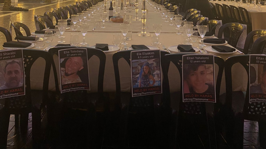 שולחן השבת להשבת החטופים בדיסיטי. עיצוב שולחן: דקלה אוזמגין