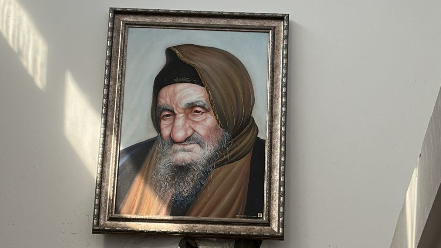 תמונתו של הבאבא סאלי ליד נזק שנגרם מירי הרקטה