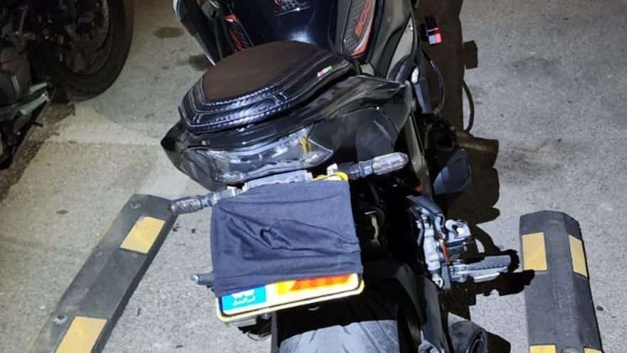 אופנוע שנתפס. רעשים המדמים קולות אזעקה וירי