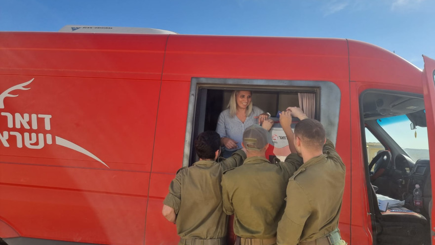 רכב הדואר וחיילים