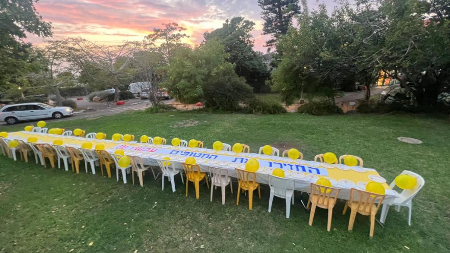 ממתינים לחטופים