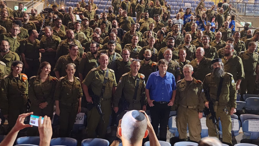 גרינברג עם חיילי וקציני פיקוד העורף