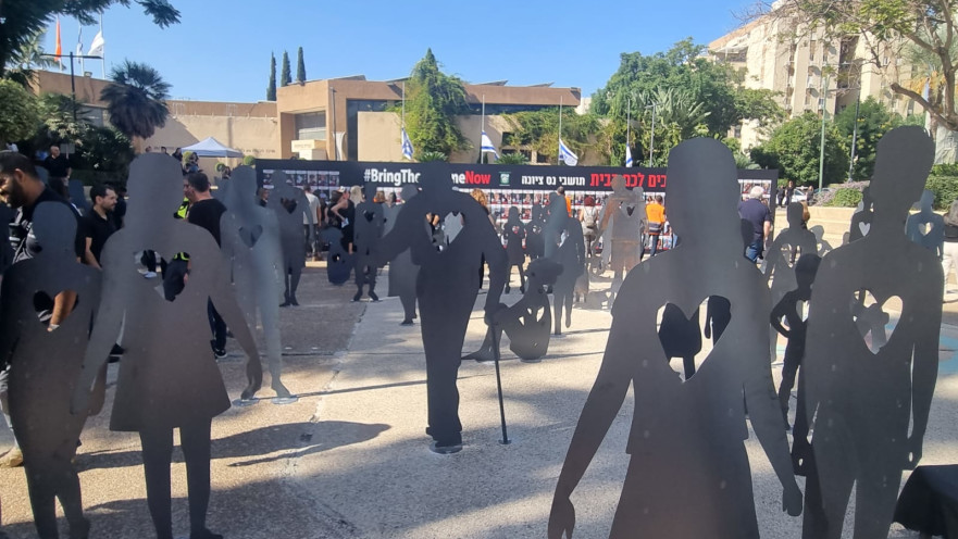 מיצב לשחרור החטופים בנס ציונה