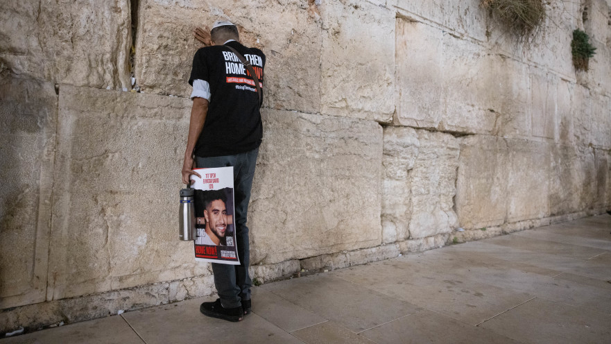 מתפללים לשלום החטופים בכותל