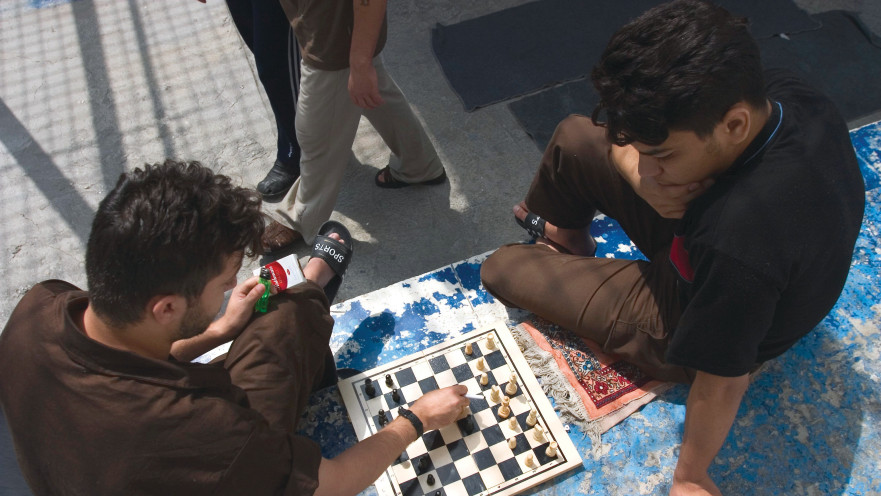 אסירים ביטחוניים משחקים שש בש בכלא דמון