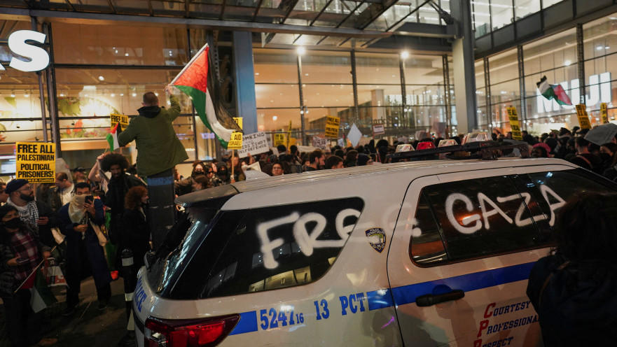 הפגנה פרו-פלסטינית מול בניין הניו יורק טיימס