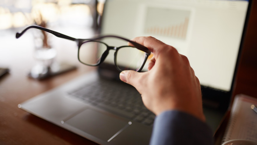 בילוי ממושך מול המסך משפיע על בריאות העיניים שלנו