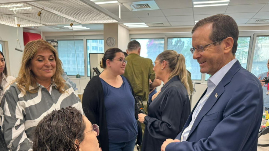 הרצוג ורעייתו מבקרים פצועים במרכז הרפואי 'לוינשטיין'