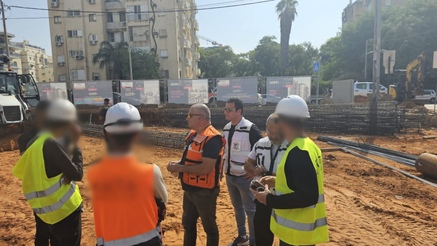 סיור באתר בניה בעיר