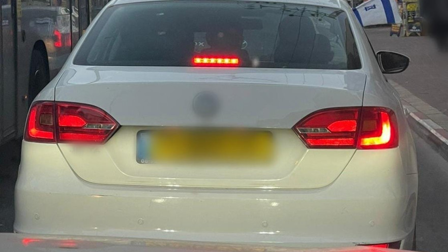 הרכב עם הדגל 