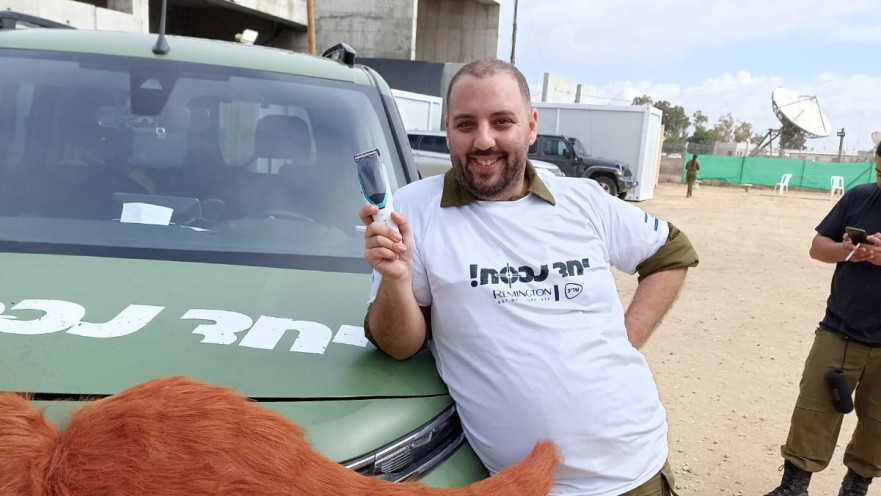 בא להרים. המשפיען גל הללי הידוע בכינויו "גלגול" לצד ניידת התספורות