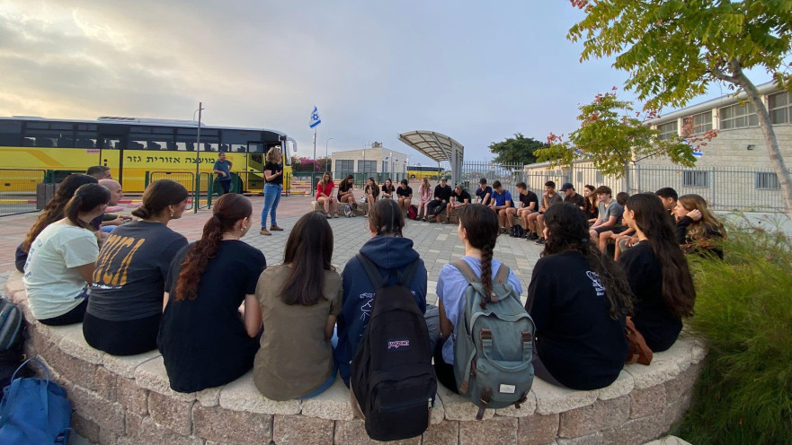 תלמידי מועצה אזורית גזר מתגייסים למען החקלאים