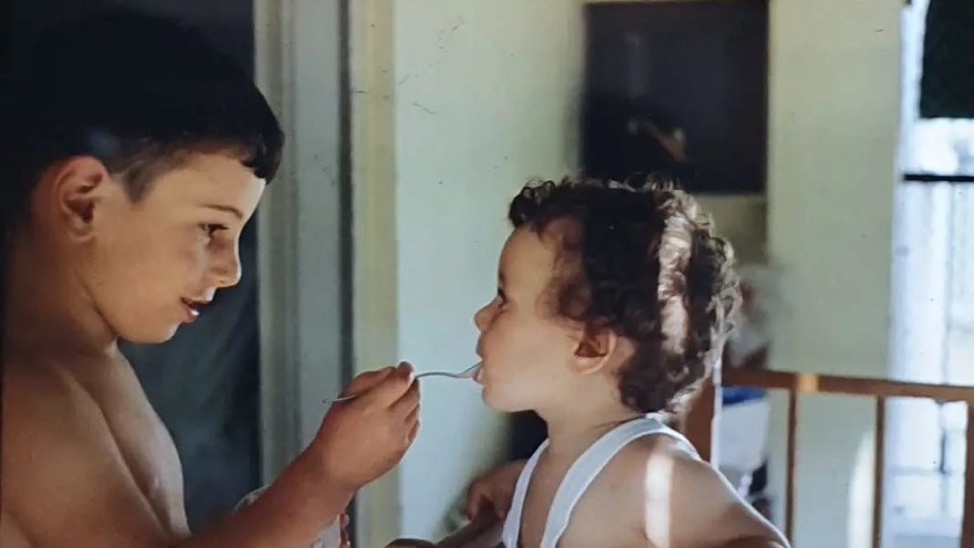 מיכל בלימן הררי ואחיה שי בלימן בילדותם