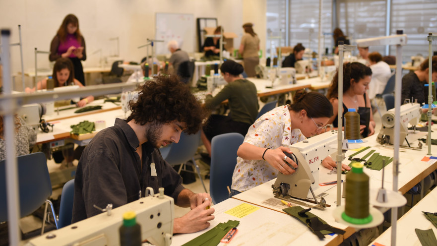 הקימו חמ"ל תפירה למען החיילים. תלמידי בצלאל