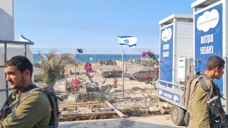 מקלחות לחיילים בלב עזה