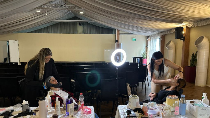 קליניקת הטיפוח הנודדת - הקוסמטיקאיות בחזית ועם העורף