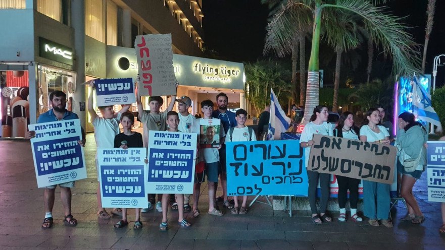 בניר עוז מחכים לחטופים